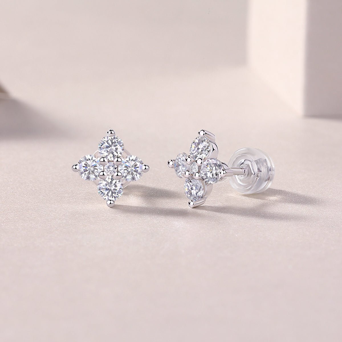 Boucles d'Oreilles Clou Trèfle en Argent S925 Plaqué Or - Moissanite D-VVS1 - Soin & GrâceSoin & GrâceA pair6c158941761757e058addf177519ebc7