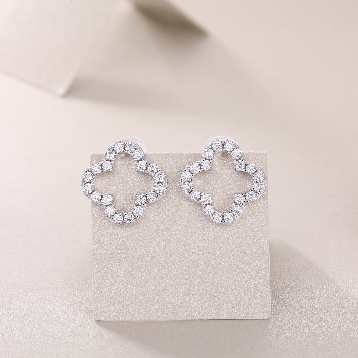 Boucles d'Oreilles Clou Trèfle Ouvert Argent S925 Platiné - Moissanite D-VVS1 - Soin & GrâceSoin & GrâceA paire6fde9b94f0456c8cfcc7c52e0e30d13